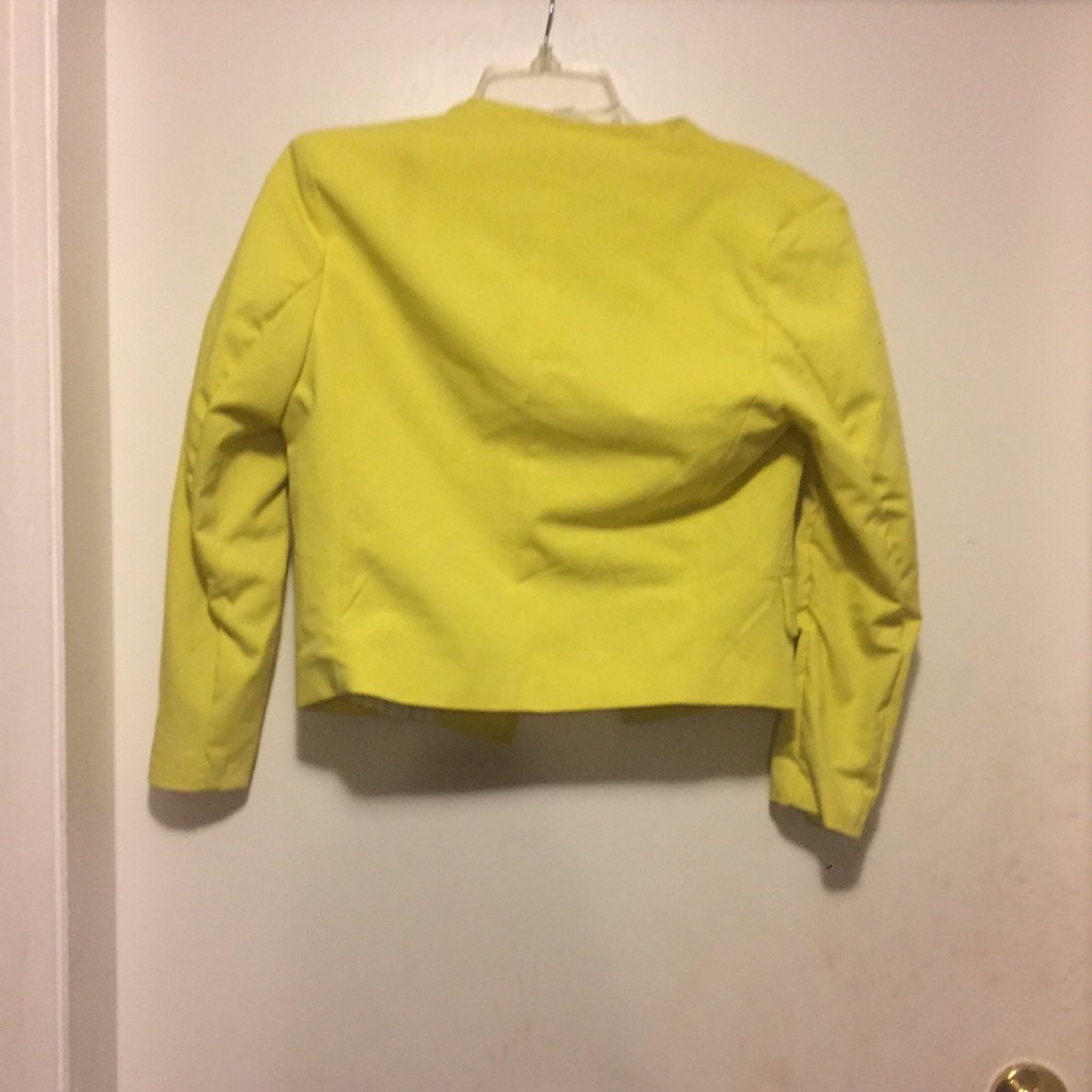 A cropped jacket - Picture 2 of 2